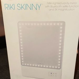 Riki Skinny Makeup Light.